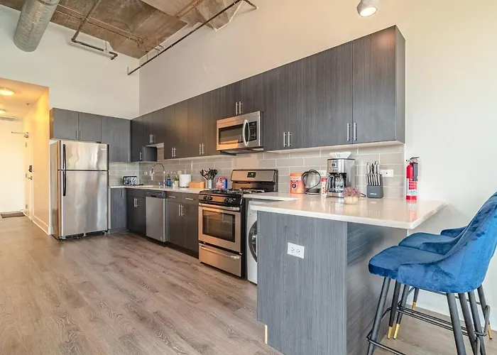 Spacious 3br Corner With Optional Parking And Gym Access Near Mccormick Place, Grant Park And Soldier Field