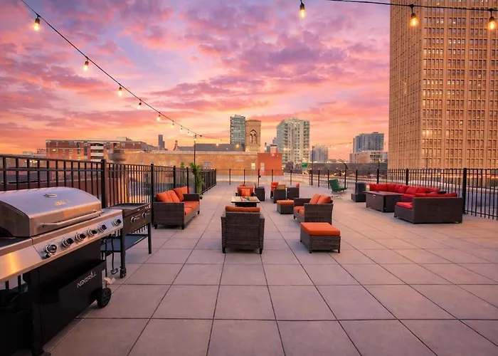 Spacious 3br Corner With Optional Parking And Gym Access Near Mccormick Place, Grant Park And Soldier Field