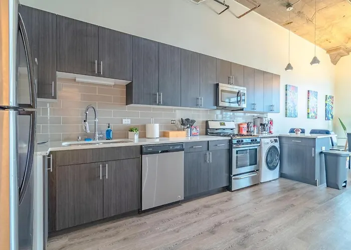 Spacious 3br Corner With Optional Parking And Gym Access Near Mccormick Place, Grant Park And Soldier Field *