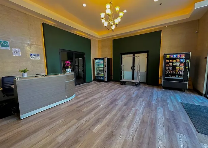 Spacious 3br Corner With Optional Parking And Gym Access Near Mccormick Place, Grant Park And Soldier Field
