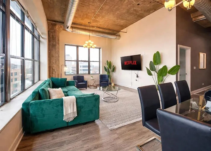 Spacious 3br Corner With Optional Parking And Gym Access Near Mccormick Place, Grant Park And Soldier Field * Chicago