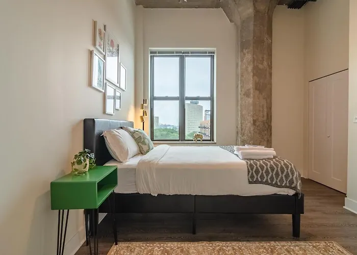 Spacious 3br Corner With Optional Parking And Gym Access Near Mccormick Place, Grant Park And Soldier Field
