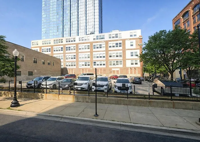 Spacious 3br Corner With Optional Parking And Gym Access Near Mccormick Place, Grant Park And Soldier Field *