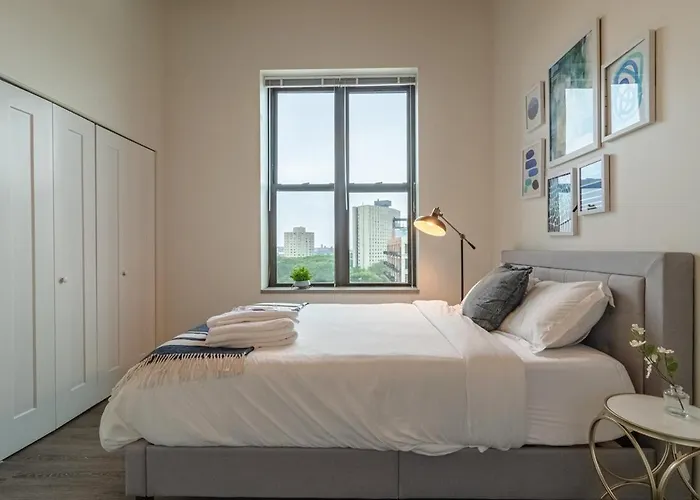 Spacious 3br Corner With Optional Parking And Gym Access Near Mccormick Place, Grant Park And Soldier Field Chicago
