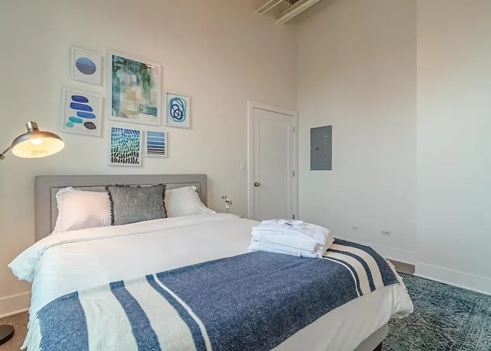 Spacious 3br Corner With Optional Parking And Gym Access Near Mccormick Place, Grant Park And Soldier Field