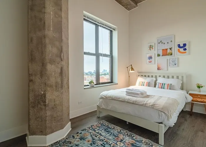 Spacious 3br Corner With Optional Parking And Gym Access Near Mccormick Place, Grant Park And Soldier Field *